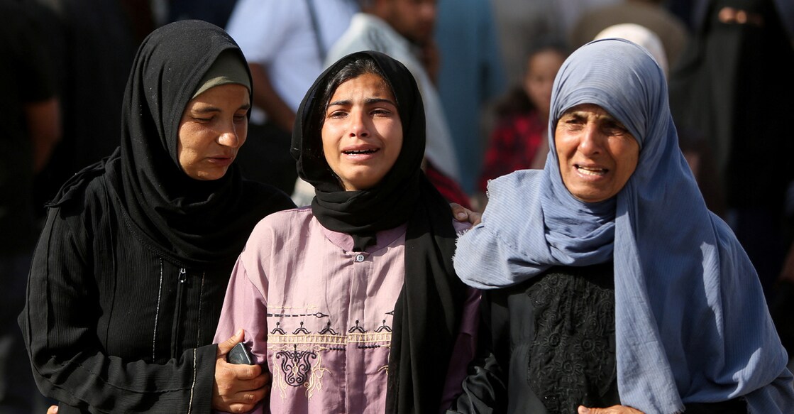 Mourners react during the funeral of Palestinians killed in Israeli strikes, at Nasser hospital, in Khan Younis, in the southern Gaza Strip. Photo: REUTERS/Hatem Khaled