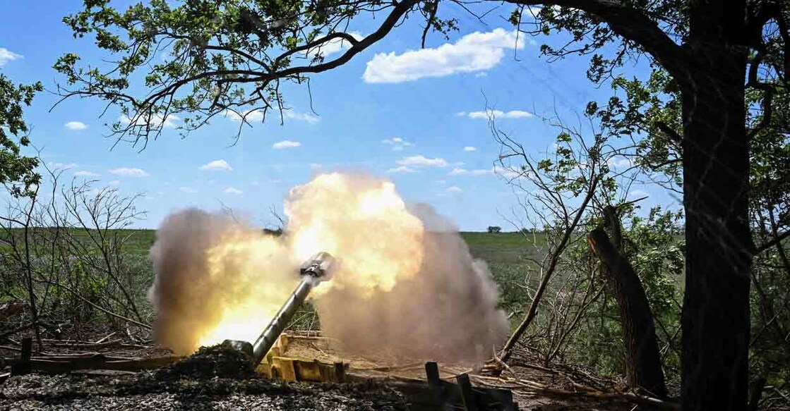 Members of the National Police Special Purpose Battalion of Zaporizhzhia region fire a D-30 howitzer towards Russian troops at their position on a front line, amid Russia's attack on Ukraine, in Zaporizhzhia Region, Ukraine May 23, 2025. File Photo: REUTERS/Stringer