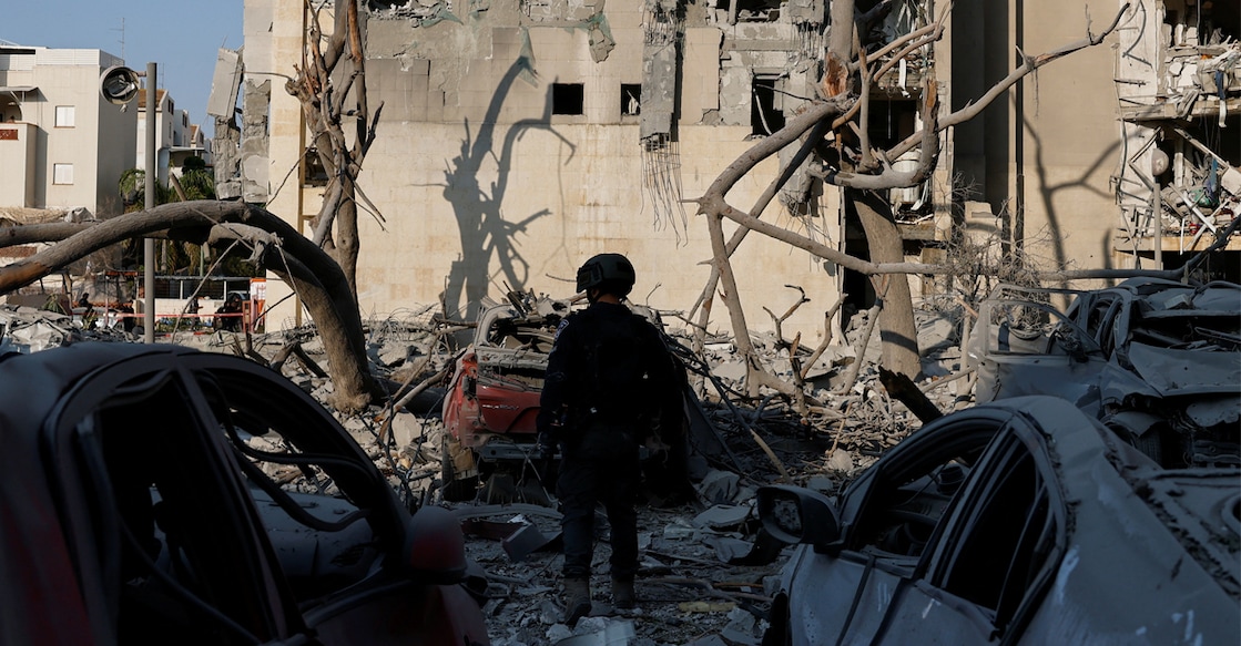 A member of the security forces stands amid debris at an impacted residential site, following a missile attack from Iran on Israel, amid the Israel-Iran conflict, in Be'er Sheva, Israel. Photo: REUTERS/Amir Cohen