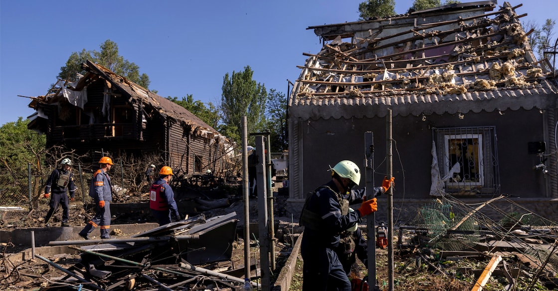 Emergency service members work at the site where Russian drones damaged several private houses, amid Russia's attack on Ukraine. Photo: REUTERS/Thomas Peter