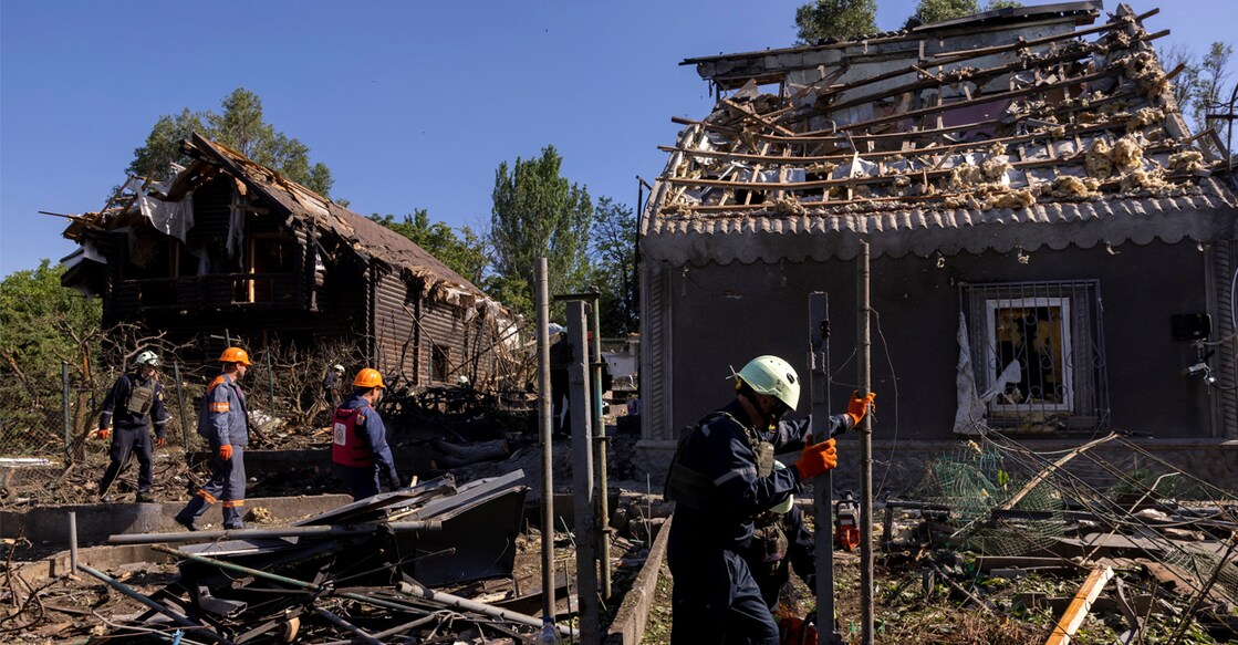 russia-ukraine-crisis-strike-sumy Emergency service members work at the site where Russian drones damaged several private houses, amid Russia's attack on Ukraine. Photo: REUTERS/Thomas Peter