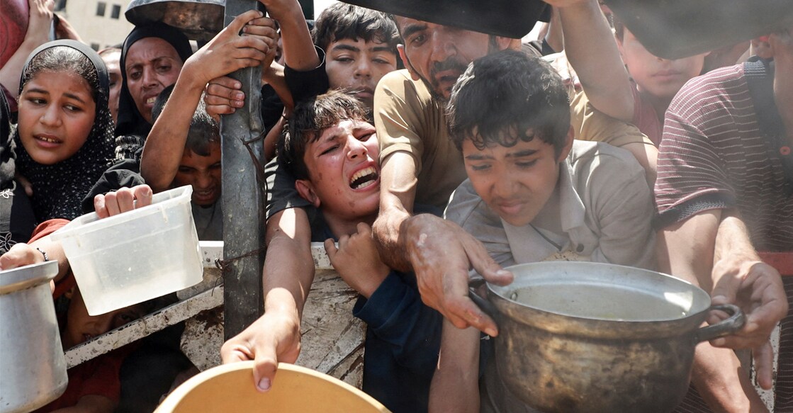 Palestinians wait to receive food from a charity kitchen, amid a hunger crisis, in Gaza City. Photo: Reuters