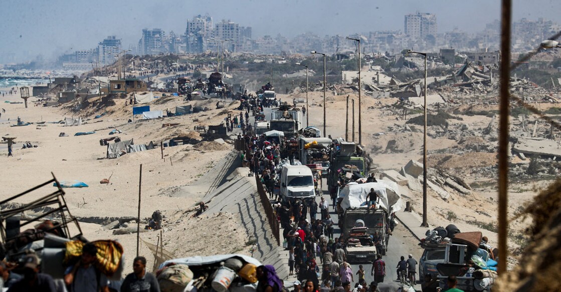 Displaced Palestinians, fleeing northern Gaza due to an Israeli military operation, move southward after Israeli forces ordered residents of Gaza City to evacuate to the south. Photo: Mahmoud Issa/REUTERS