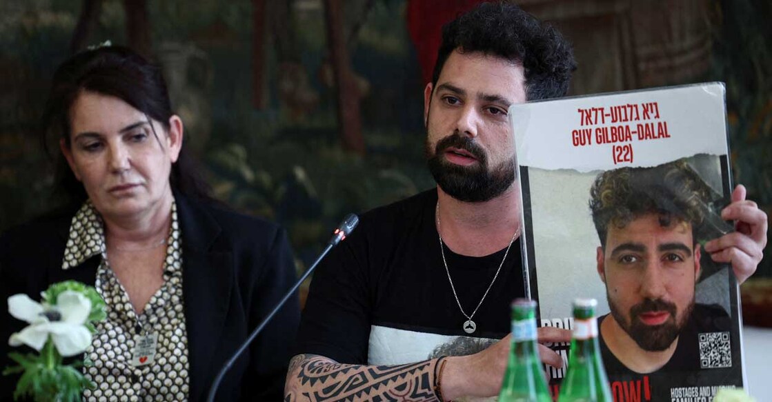 FILE PHOTO: Meirav Gilboa-Dalal and Gal Gilboa-Dalal, mother and brother of Guy Gilboa-Dalal, an Israeli held hostage by the Palestinian Islamist group Hamas, attend a press conference after meeting with Pope Francis, in Rome, Italy April 8, 2024. REUTERS/Guglielmo Mangiapane/File Photo