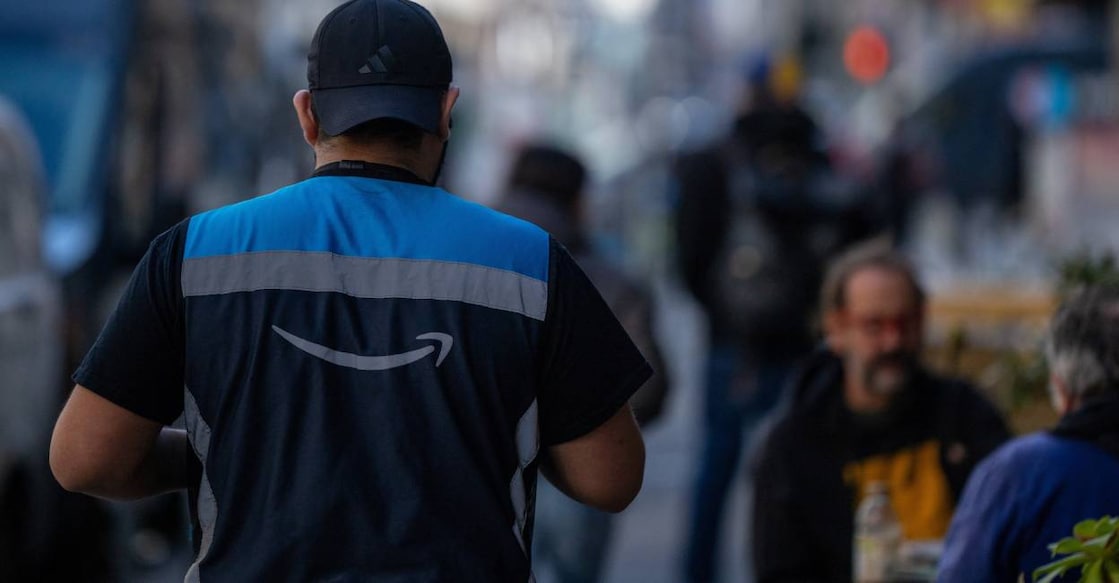 An Amazon employee delivers packages in downtown San Francisco, California, U.S., January 26, 2026. Photo: Reuters

