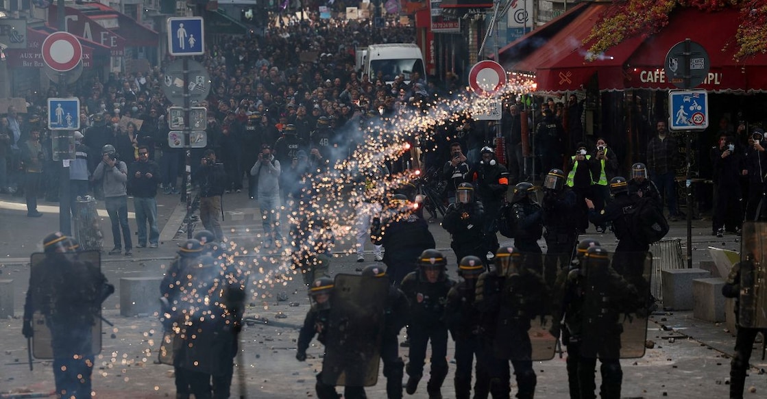 French riot police run amid clashes with protesters in Paris as part of nationwide protests against the cost of living and rising fuel prices called by the 'Yellow Vests' movement, joined by French high school and university students, teachers and parents demanding better school conditions and government action, as well as labour unions, workers, farmers and retirees, France, October 17, 2026. Photo: Reuters. 