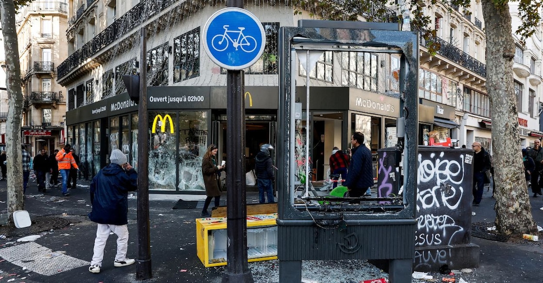 People walk past the damaged window of a McDonald's, the day after clashes during a national day of demonstrations against the cost of living and rising fuel prices, in Paris, France, October 18, 2026. Photo: Reuters.