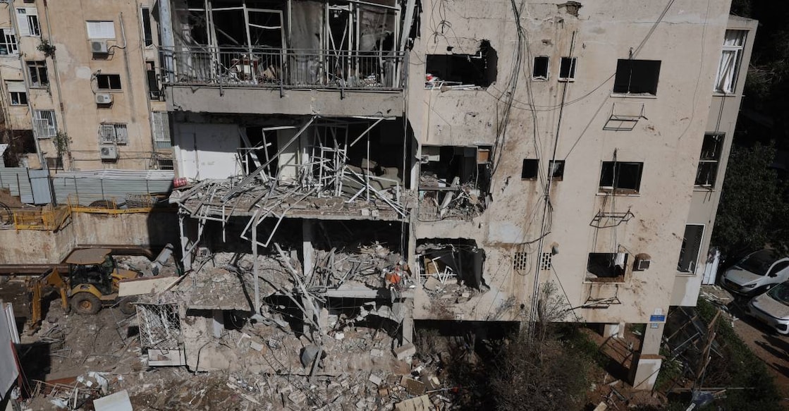 This picture shows a damaged building at the site of an Iranian missile strike in Tel Aviv on March 24, 2026. Photo: AFP