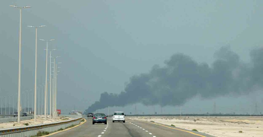 Vehicles move along a road as smoke billows from Saudi Aramco's Ras Tanura oil refinery after a reported Iranian drone strike, amid the U.S.-Israel conflict with Iran, in Ras Tanura, Saudi Arabia, March 2, 2026. Photo: REUTERS/Stringer