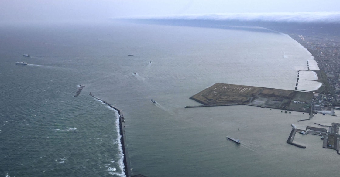 Vessels depart a port in Tomakomai, Hokkaido Prefecture, Japan, where a tsunami warning was issued following an earthquake on April 20, 2026. Photo: Reuters. 