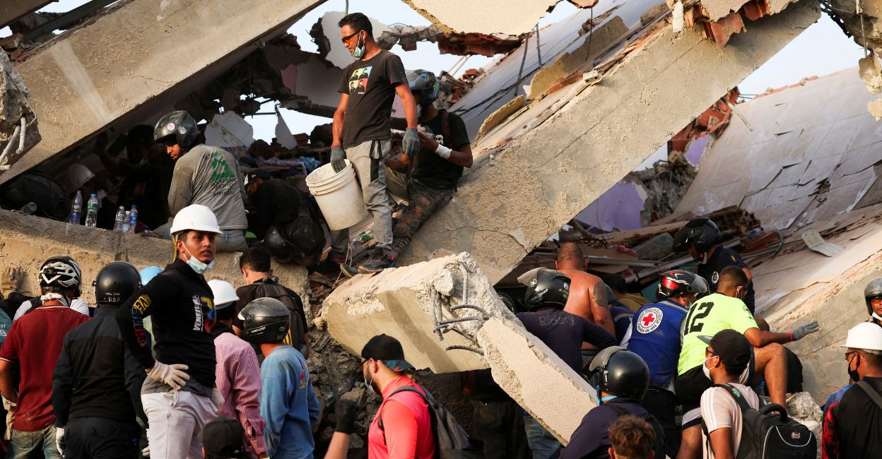 Venezuela quake death toll surpasses 900 amid frantic rescue efforts