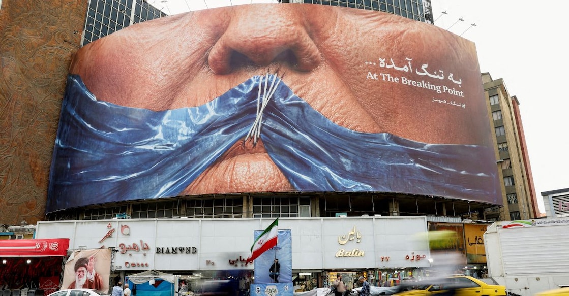 People drive past an anti-US billboard depicting US President Donald Trump and the Strait of Hormuz, in Tehran, Iran, May 17, 2026. Photo: Reuters