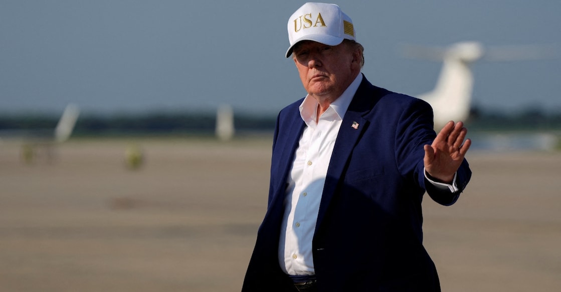 U.S. President Donald Trump waves as he disembarks Air Force One at Joint Base Andrews, Maryland, U.S. in August 2026. Photo: Reuters