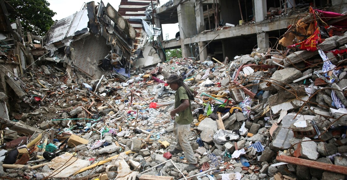 Wilmar Robledo collects materials that can be sold, such as metal and copper, amid debris in the aftermath of the earthquake in Colombia. Photo: Reuters
