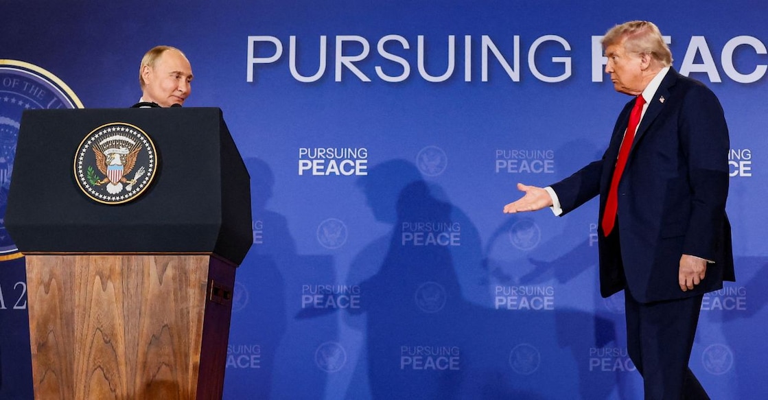 US President Donald Trump walks towards Russian President Vladimir Putin during a press conference. File Photo: Reuters. 