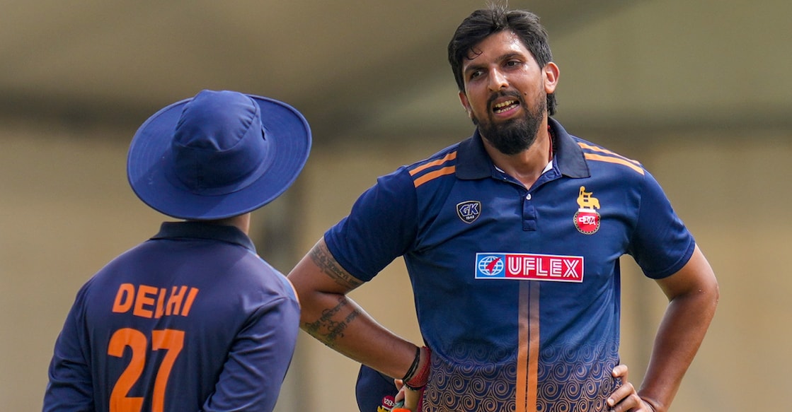 Delhi's captain Ishant Sharma with Nitish Rana during the Vijay Hazare Trophy quarterfinal against Vidarbha at the BCCI Centre of Excellence Ground in Bengaluru on January 13, 2026. Photo: PTI
