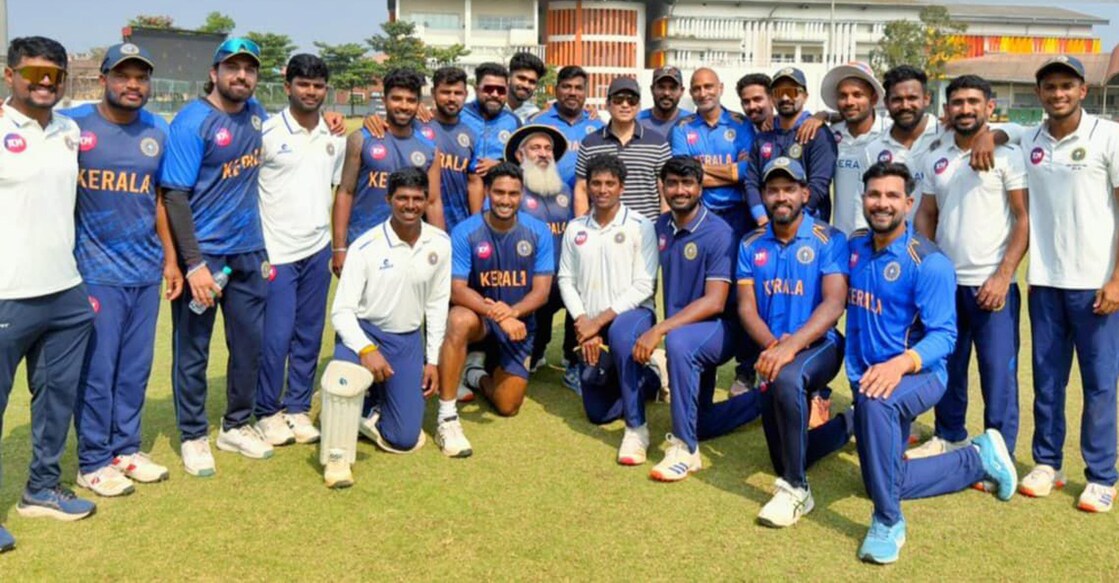 Kerala players and staff pose with Sachin Tendulkar in Goa on January 28, 2026. Photo: Special arrangement