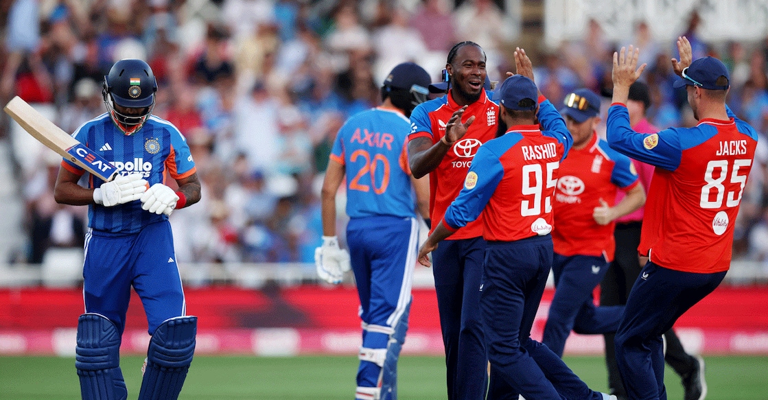 England's Jofra Archer celebrates with his teammates after taking the wicket of India's Shreyas Iyer. Photo: Reuters/Andrew Boyers
