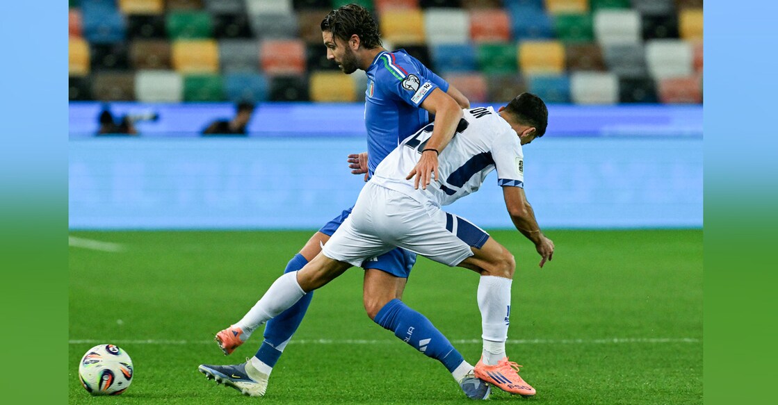 Italy's midfielder Manuel Locatelli (left) fights for the ball with Israel's midfielder Dan Biton during the FIFA World Cup 2026 Group I qualification football match at the Bluenergy Stadium in Udine, northeastern Italy, on October 14, 2025. Photo: AFP/ Stefano Rellandini