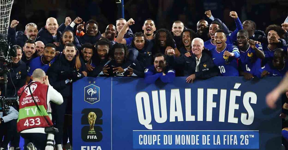 Soccer Football - World Cup - UEFA Qualifiers - Group D - France v Ukraine - Parc des Princes, Paris, France - November 13, 2025 France coach Didier Deschamps and his players celebrate qualification to the World Cup finals after the match REUTERS/Stephane Mahe