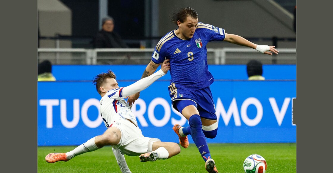 Norway's David Wolfe in action with Italy's Mateo Retegui. Photo: REUTERS/Alessandro Garofalo