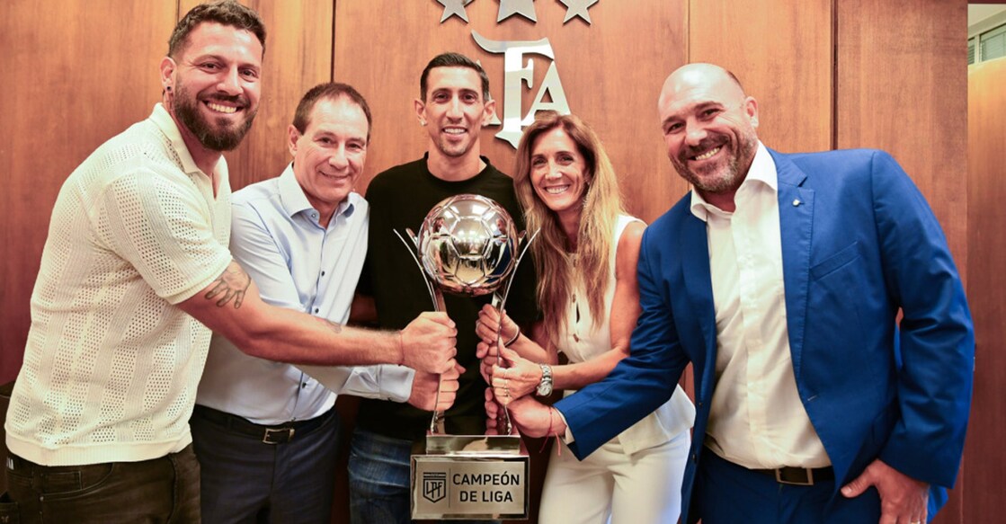 Angel Di Maria (middle) posing with the ‘League Champion’ trophy along with Rosario Central officials. Photo: AFA