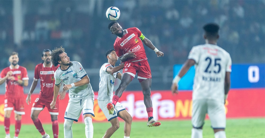 Action between Kannur Warriors (red) and Calicut FC in the first semifinal of Super League Kerala at EMS Corporation Stadium in Kozhikode on December 14, 2025. Photo: SLK