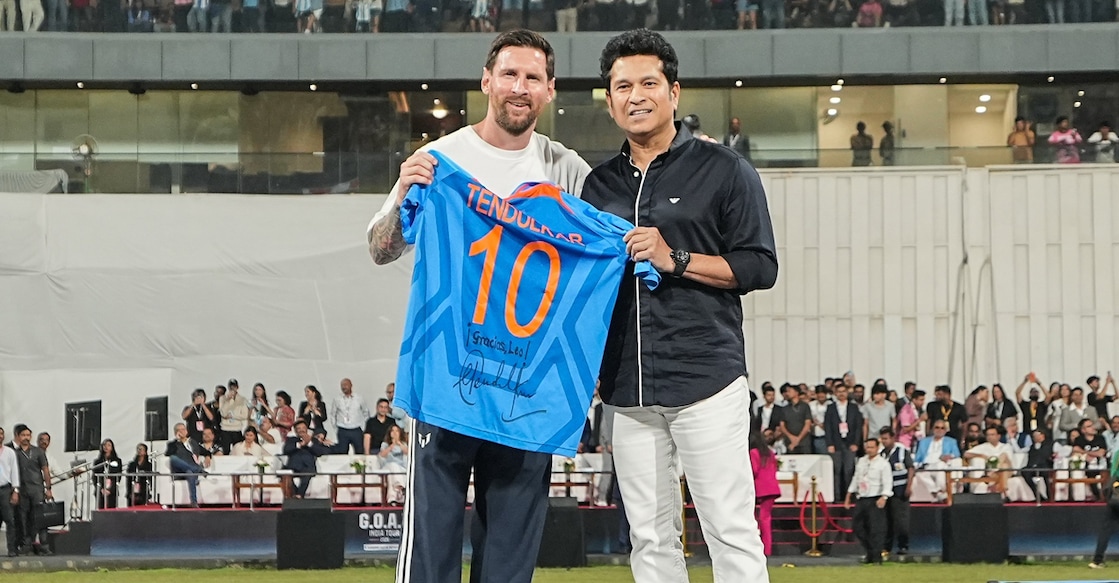 Sachin gifting his signed India jersey to Messi. Photo: X/@sachin_rt
