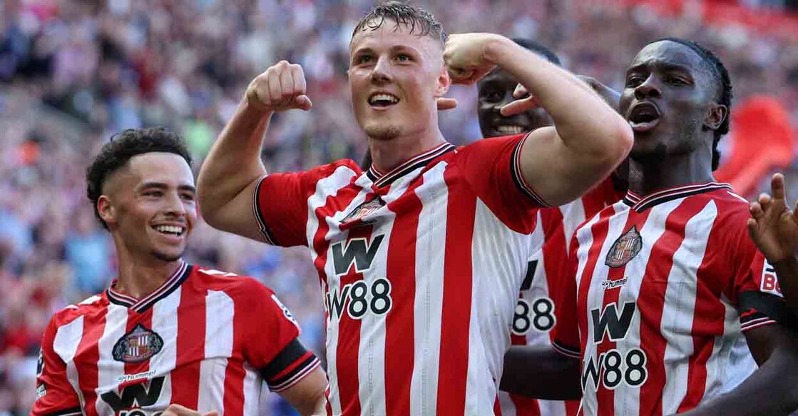 Soccer Football - Premier League - Sunderland v West Ham United - Stadium of Light, Sunderland, Britain - August 16, 2025 Sunderland's Daniel Ballard celebrates scoring their second goal with teammates REUTERS/Scott Heppell