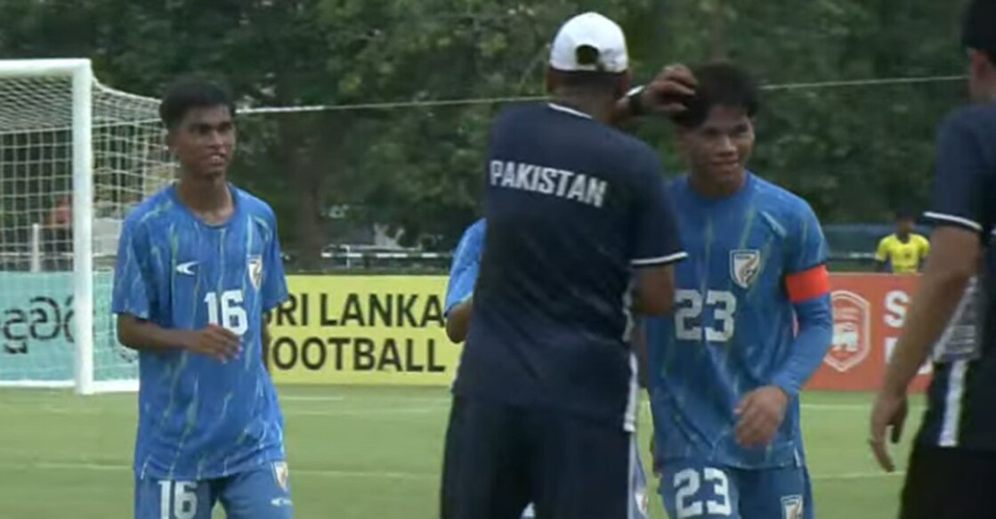 A Pakistan coach congratulates India’s captain Denny Singh Wangkhem after the SAFF U-17 Men’s Football match in Colombo on September 22, 2025. Photo: Screengrab/YouTube@Sportzworkz