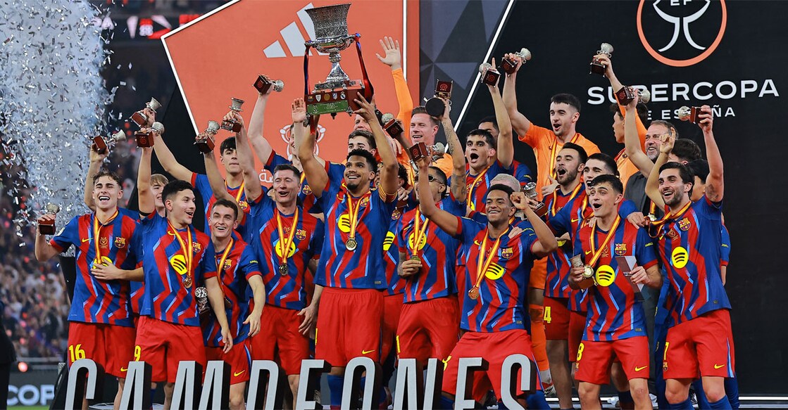 FC Barcelona's Ronald Araujo lifts the trophy with teammates after winning the Spanish Super Cup final. Photo: REUTERS/Stringer
