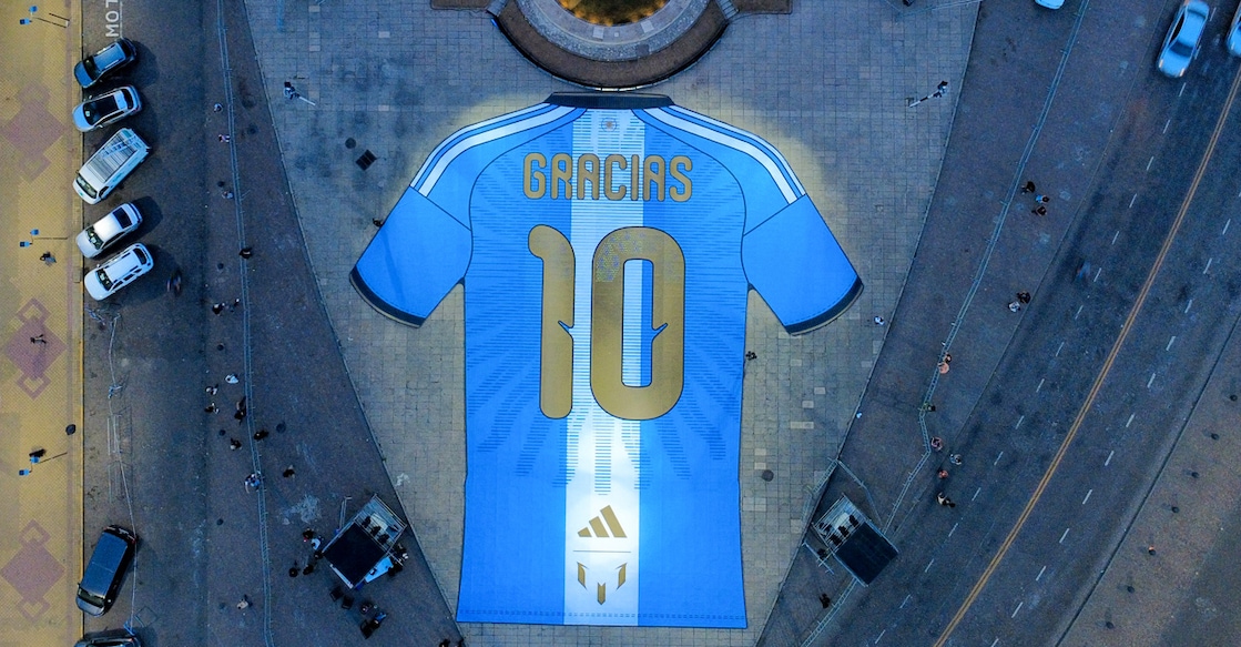 This aerial view shows a giant shirt marking Lionel Messi's farewell from the Argentina national football team displayed at the National Flag Memorial in Rosario, Argentina, on the eve of the international friendly football match between Argentina and Benin. (Photo by Marcelo MANERA / AFP)