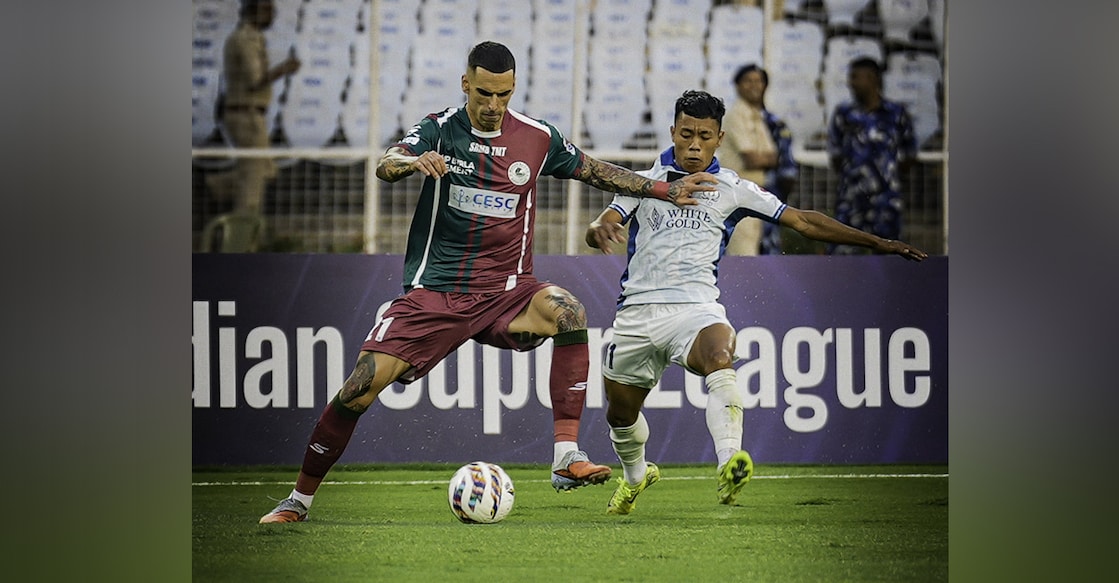 Mohun Bagan and Kerala Blasters players fighting for the ball. Photo: X/@KeralaBlasters