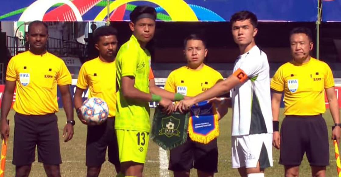 Suraj Aheibam (left) and Ali Zafar, captains of India and Pakistan respectively, exchange the pennants before their match in the SAFF U-20 Football Championship in Male on March 26, 2026. Photo: Screengrab/YouTube@Sportzworkz