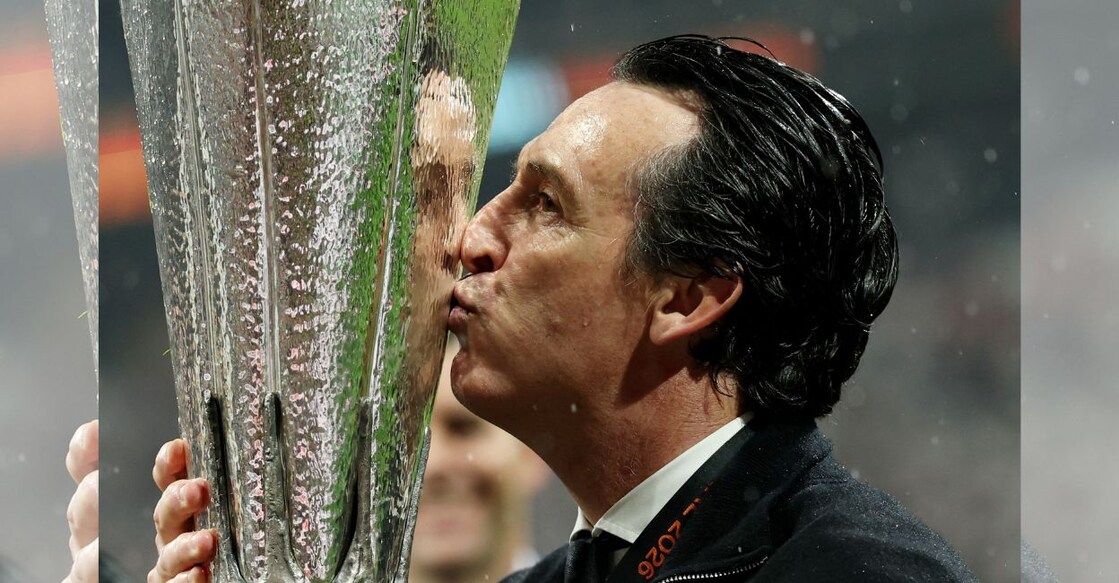 Aston Villa manager Unai Emery kisses the trophy as he celebrates after winning the UEFA Europa League. Photo: Reuters