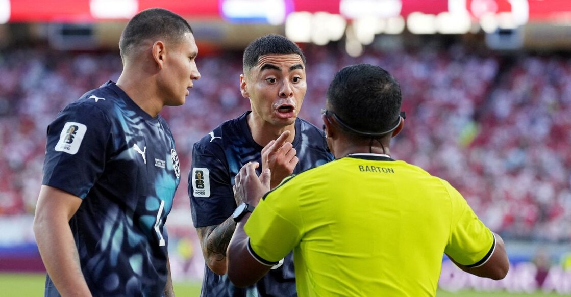 Paraguay's Miguel Almiron argues with referee Ivan Barton. Photo: Reuters