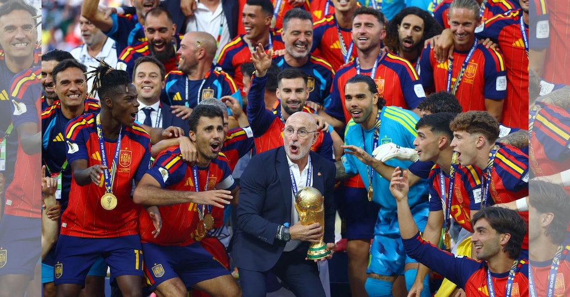 Spain coach Luis De La Fuente lifts the World Cup trophy alongside Spain players. Photo: Reuters