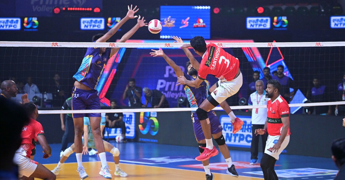 Action between the Calicut Heroes (red) and the Delhi Toofans in the Prime Volleyball League in Hyderabad on October 12, 2025. Photo: PVL