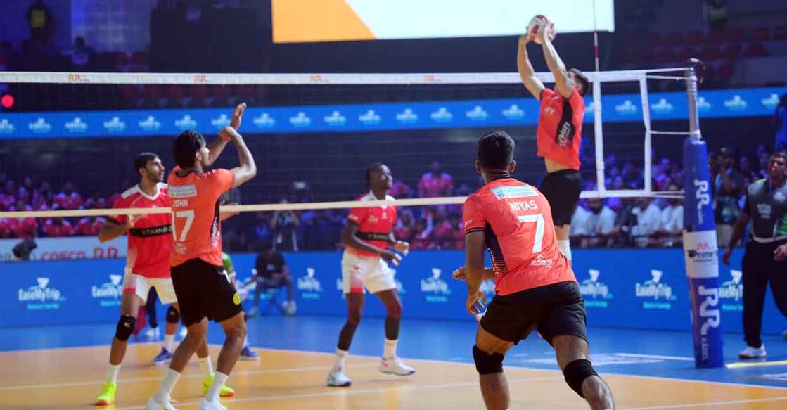 Action between Calicut Heroes and Hyderabad Black Hawks in the Prime Volleyball League match in Hyderabad on October 2, 2025. Photo: PVL