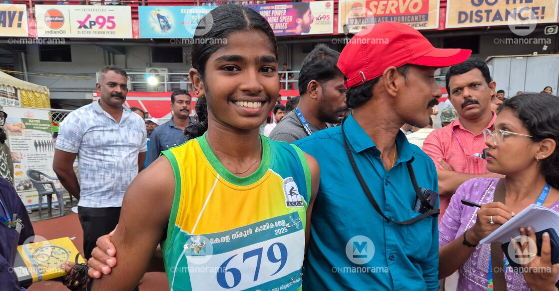Anamika Ajesh poses with her coach Samjee KR after winning gold in Junior Girls 100 metre hurdles at the Kerala State School Athletics Championships at the Chandrasekharan Nair Stadium in Thiruvananthapuram on October 24, 2025. Photo: Arun George/Onmanorama