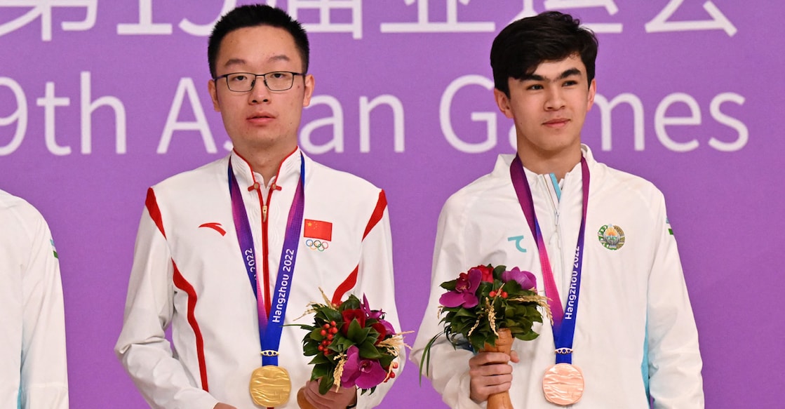 Gold medallist China’s Wei Yi (left) and Uzbekistan’s Javokhir Sindarov stand on the podium during the medal ceremony of the men’s chess individual event of the 2022 Asian Games in Hangzhou in China’s eastern Zhejiang province on September 27, 2023. Photo: AFP/ Adek Berry
