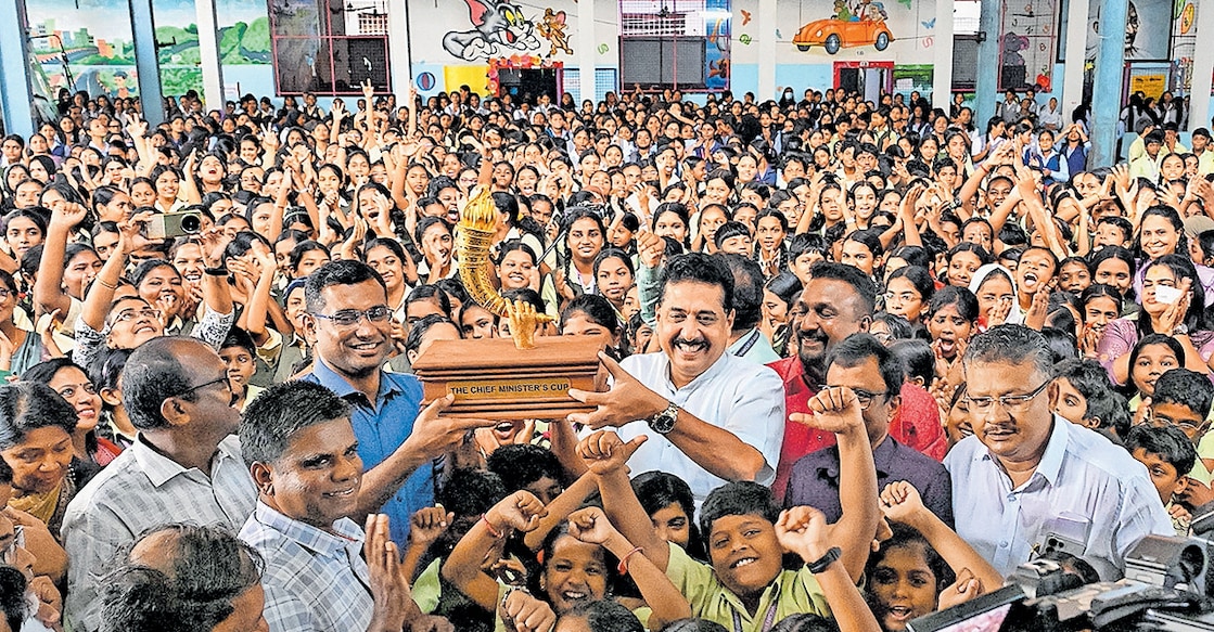 trophy-handover-minister