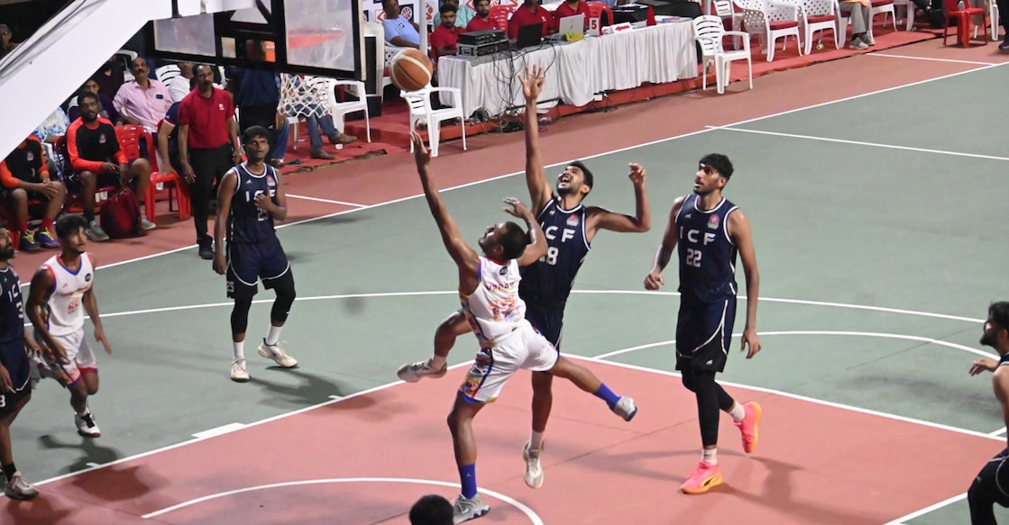 Action between Young Orions (white) and ICF in a men’s semifinal of the Feasto Golden Jubilee Basketball Tournament at Mananchira in Kozhikode on April 11, 2026. Photo: Special arrangement