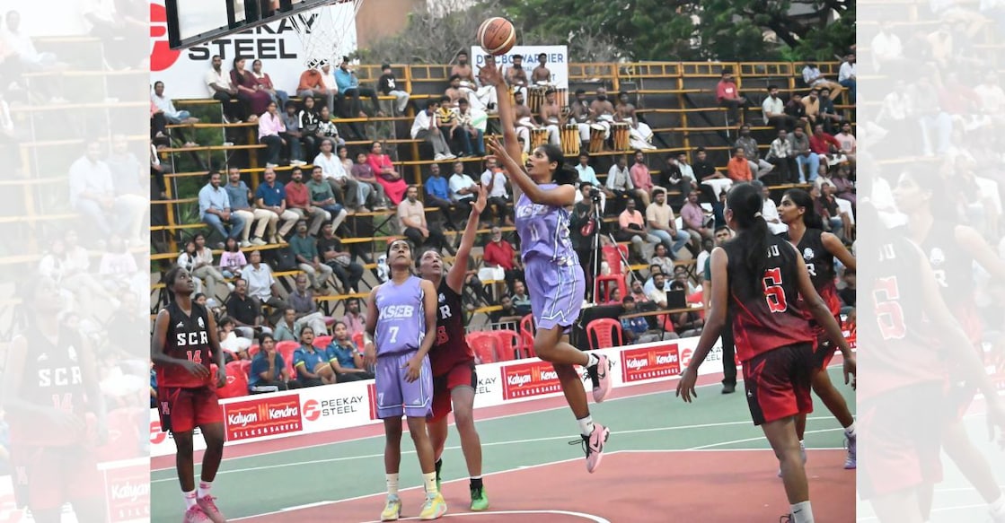 KSEB (purple) in action against South Central Railways in the Feasto Golden Jubilee Basketball Tournament at the Mananchira Maidan in Kozhikode on April 6, 2026. Photo: Special arrangement