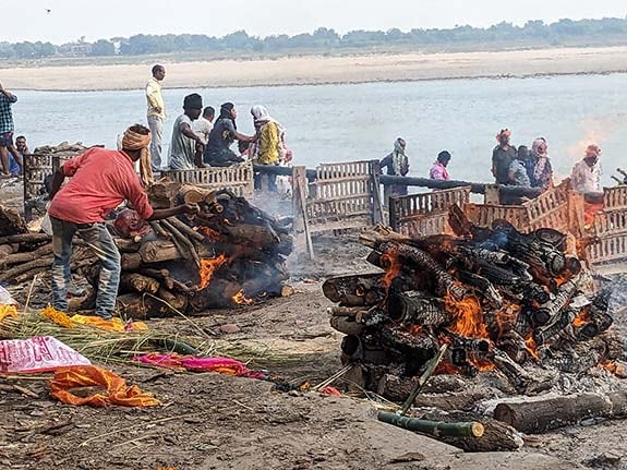 Manikarnika-ghat-mob