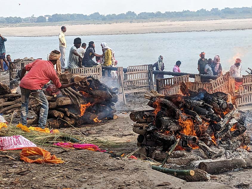 Manikarnika-ghat-mob
