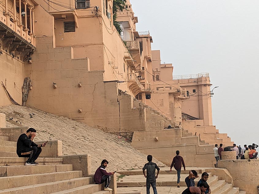 early-morning-view-of-the-ghats-mob
