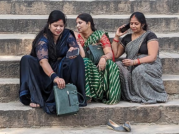 visitors-at-the-ghats-mob