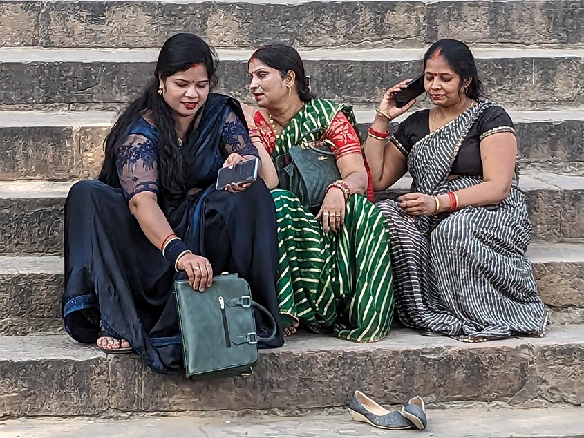 visitors-at-the-ghats-mob