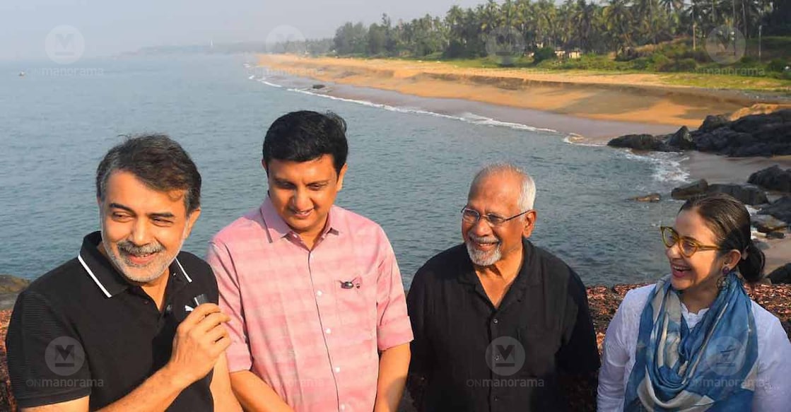 (From left) Rajeev Menon, PA Mohamed Riyas, Mani Ratnam and Manisha Koirala at the Bekal Fort. Photo: Manorama